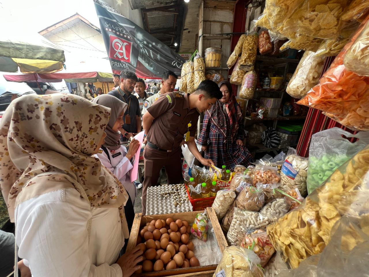 Tim Pengendali Inflasi Daerah Wonosobo melakukan monev ketersediaan kebutuhan pokok dan distribusi BBM/LPG, Rabu (10/12//2025) di pasar tradisional serta pangkalan BBM/LPG.