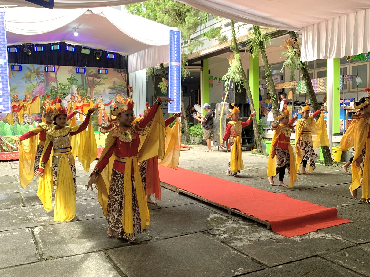 : Siswa-siswi SD tampil ciamik dalam pembukaan Masehi Fiesta 2025, Kamis (11/12/2025).