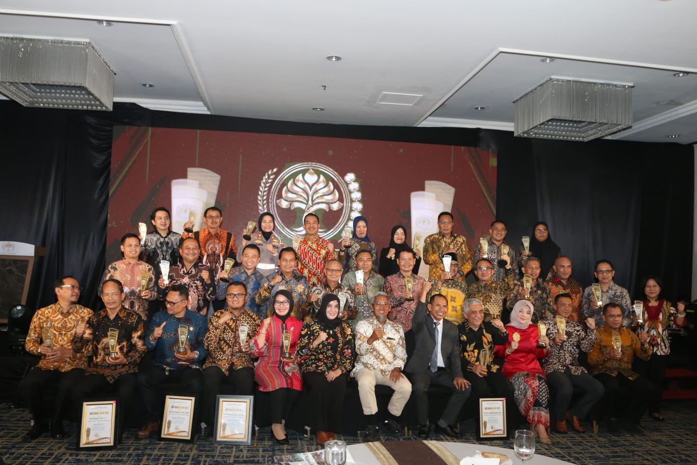 Para ASN penerima Anugerah Abdi Nagari 2025 foto bersama Sekda Provinsi Sumarno dan Direktur Jawa Pos Radar Semarang Baehaqi, Jumat (12/12/2025) di Norman Hotel Semarang.
