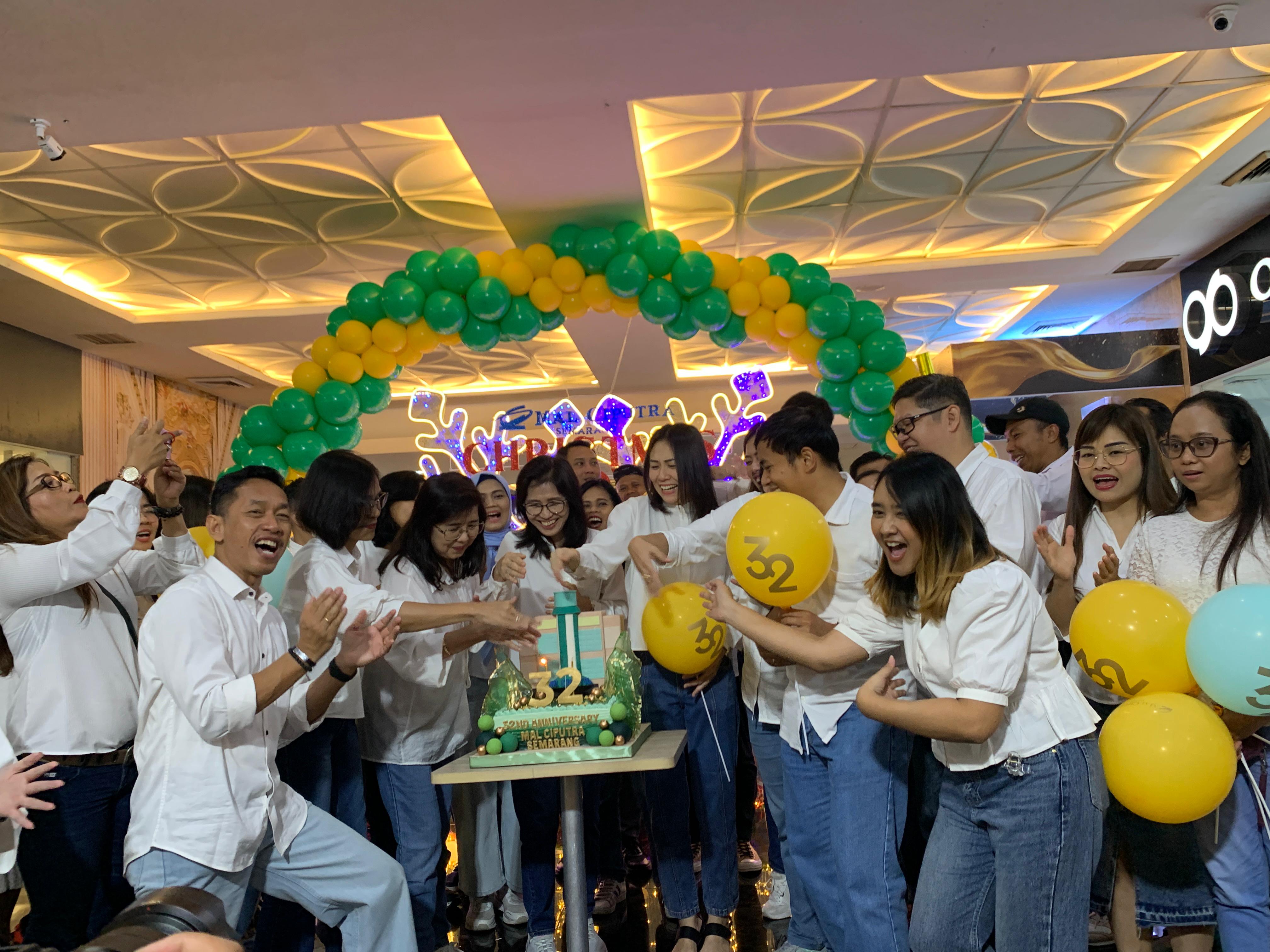 Kemeriahan perayaan 32 Tahun Mal Ciputra Semarang bersama para pengunjung.