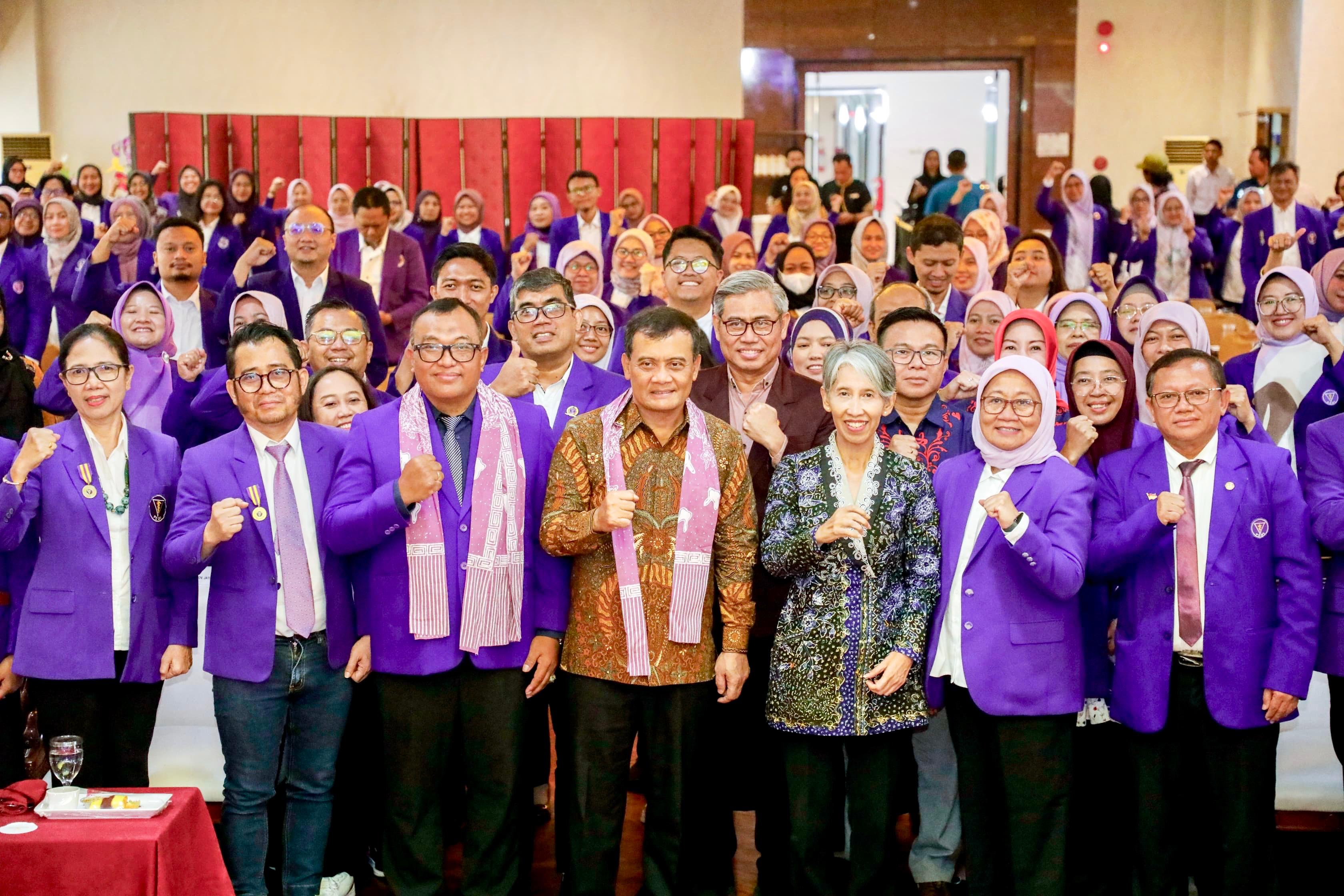 Gubernur Ahmad Luthfi bersama Pengurus Wilayah Persatuan Dokter Gigi Indonesia Jawa Tengah dan pengurus cabang  PDGI se-Jateng di Hotel Metro, Sabtu (13/12/2025).