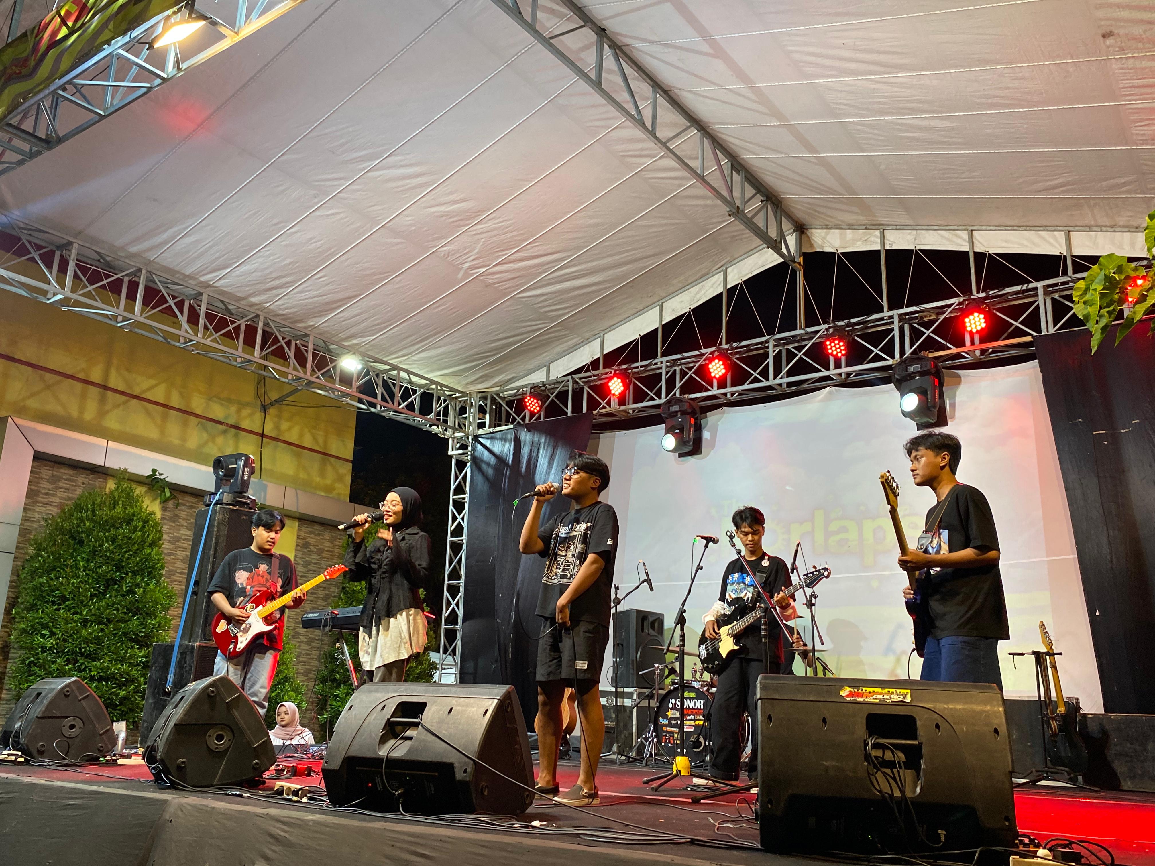 Tera Stage menjadi puncak perayaan Terakota Fest 2025 pada Jumat (12/12/2025) di GOR Samapta Kota Magelang. Menampilkan Band Skandal, band lokal, teater, dan kreativitas anak muda Magelang.