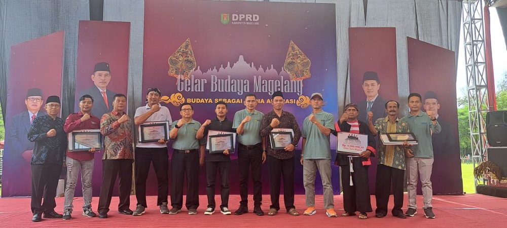 Pimpinan DPRD bersama Wakil Bupati Magelang bersama perwakilan seniman dalam Gelar Budaya DPRD di lapangan drh Soepardi, Kota Mungkid, Sabtu (13/12/2025).