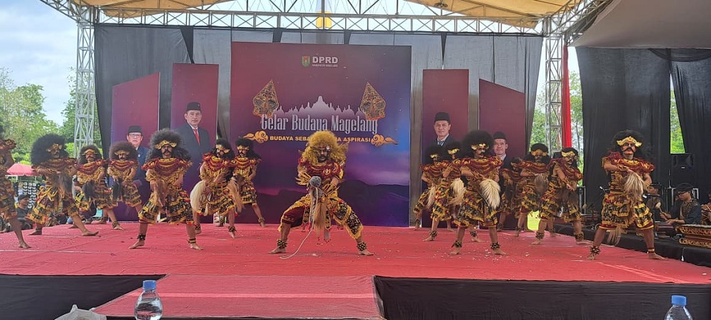 Penampilan Turonggo Manunggal Budoyo (Fraksi PDIP) dari Secang di Gelar Budaya DPRD di lapangan drh Soepardi, Kota Mungkid, Sabtu (13/12/2025).