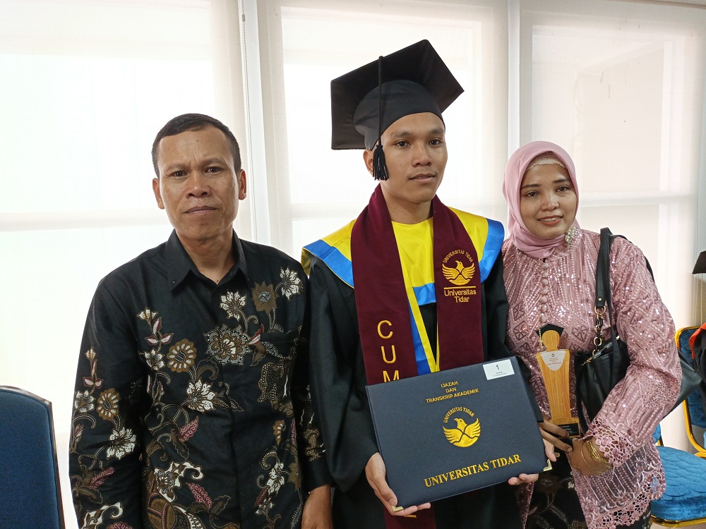 Dias Rizki (tengah) bersama kedua orang tuanya usai wisuda di kampus Untidar Magelang.