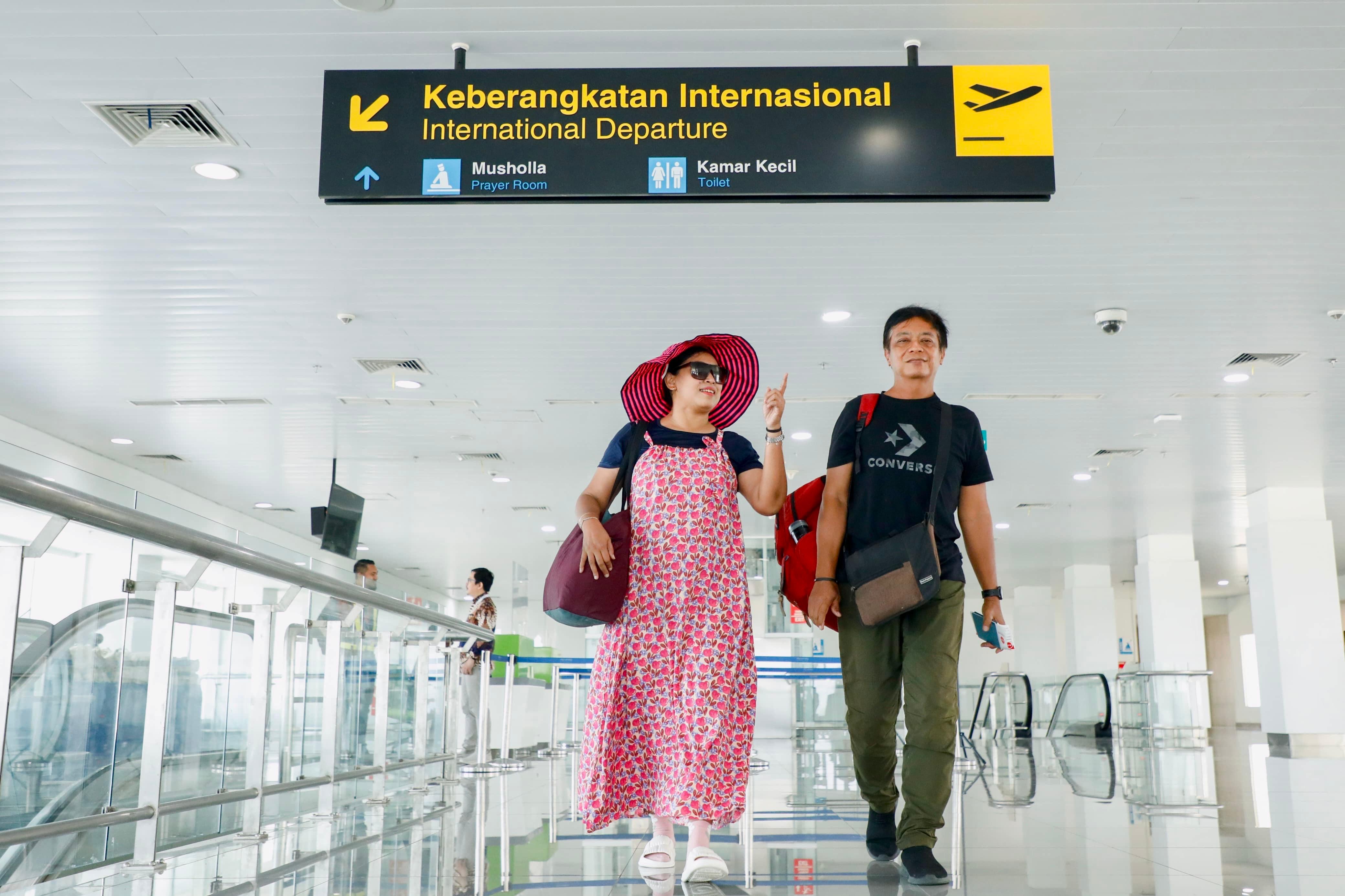 Penumpang berjalan di Bandara Ahmad Yani Semarang. Saat ini Wing Air membuka rute penerbangan ke Bandara Husein Sastranegara Bandung.