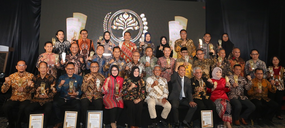 Sebanyak 33 pengabdi negara mendapat penghargaan dari Jawa Pos Radar Semarang atas dedikasi dan pengabdiannya kepada negara dan masyarakat di Hotel Norman Semarang, Jumat (12/12/2025).