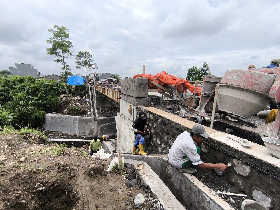 Proses penyelesaian pembangunan di jalan lingkar selatan Kecamatan Kertek.