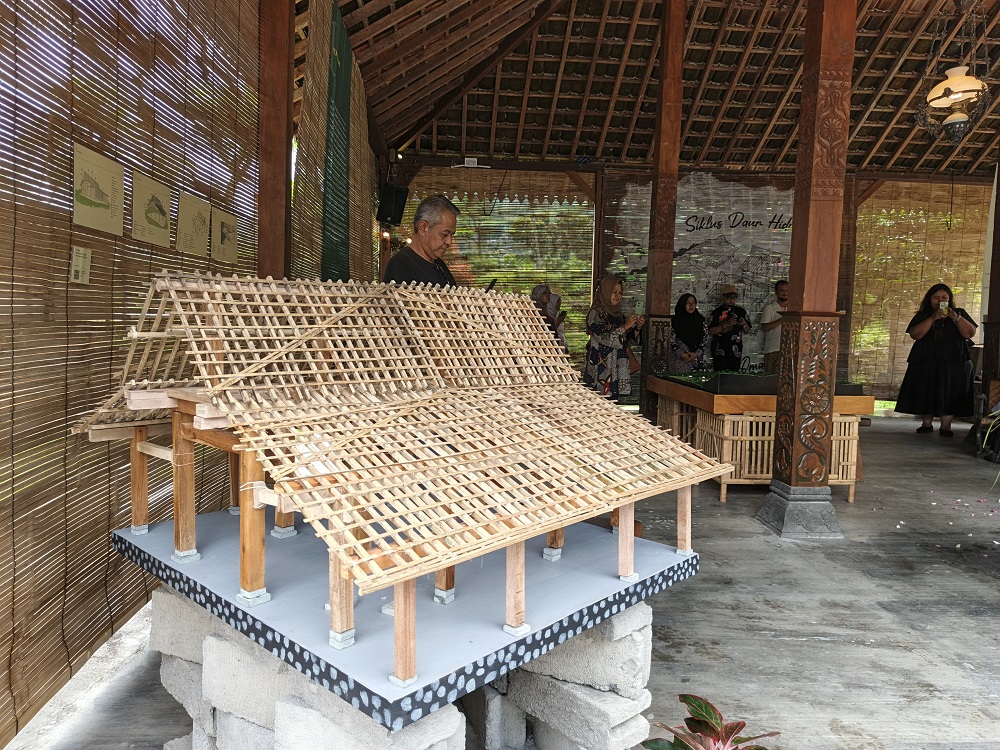 Maket rumah tipe kampung dan detail rangka bangunan yang dihadirkan pada pameran&nbsp;bertajuk&nbsp;Sambatan: Bongkar Pasang Pengetahuan Omah Jawa Mbuduran.