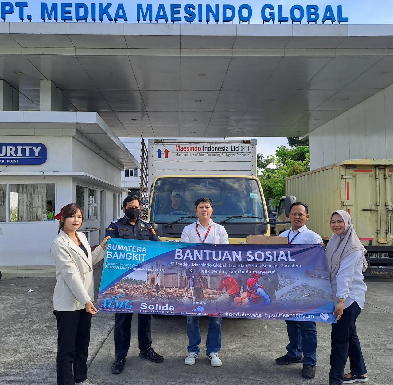 PT Medika Maesindo Global (MMG) mengirimkan bantuan logistik berupa alas sheet spunbond untuk warga terdampak bencana di Sumatera, Senin (15/12/2025).