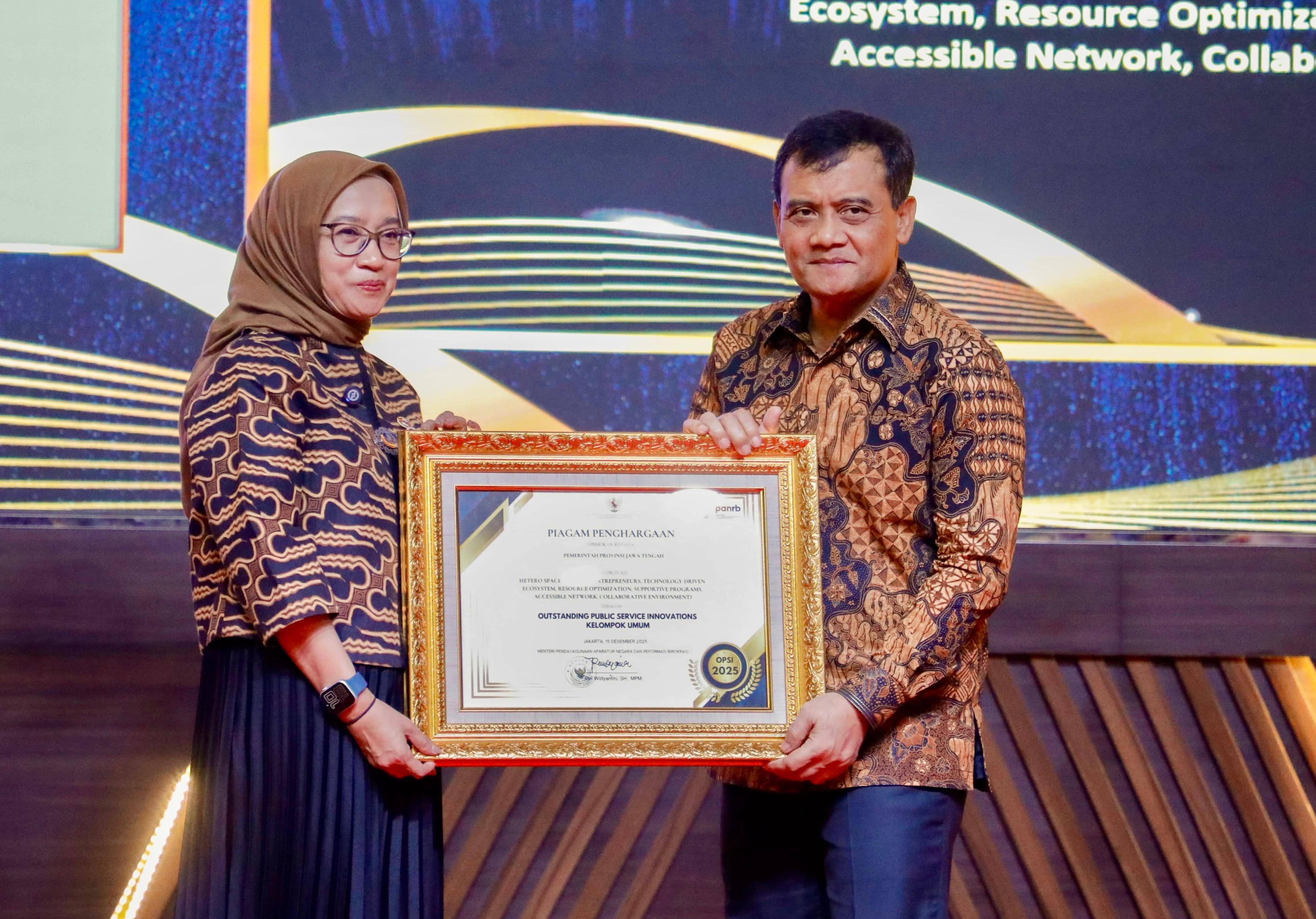 Gubernur Jawa Tengah Ahmad Luthfi menerima penghargaan Inovasi Pelayanan Publik 2025 dari Kemen PAN dan RB, Senin (15/12/2025).