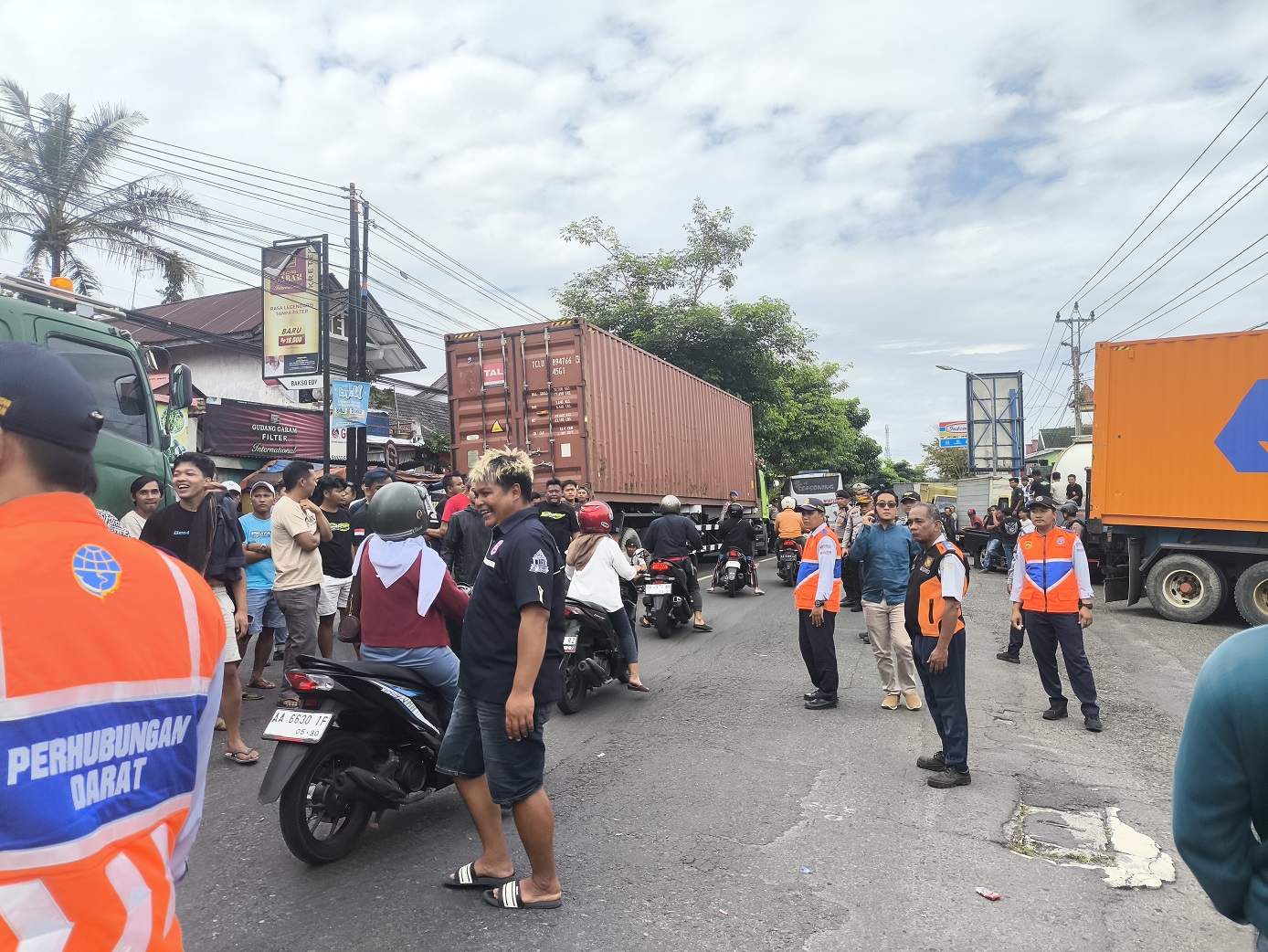 Petugas Disperkimhub Wonosobo saat mengatur arus lalu lintas di kawasan pintu gerbang Wisata Mandalawangi beberapa waktu lalu. Nataru diprediksi lalu lintas meningkat.