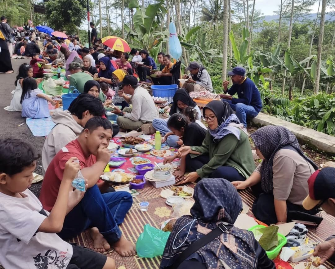 Warga Desa Kemiri, Kecamatan Kaloran, Temanggung mengikuti tradisi sadranan Jumat Pon (12/12/2025).