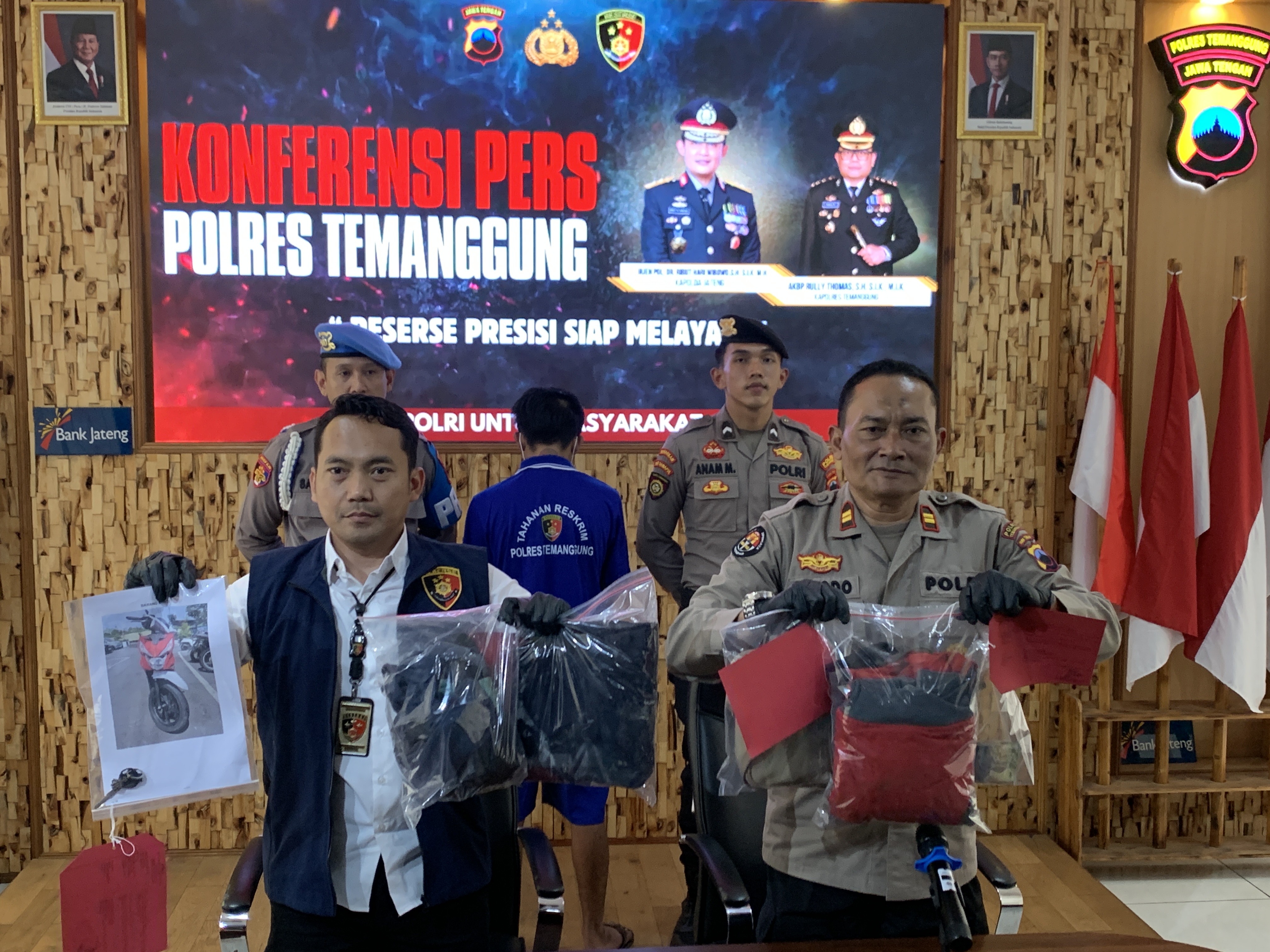 Kasatreskrim Polres Temanggung AKP Didik Tri Wibowo menunjukkan barang bukti kejahatan yang dilakukan tersangka DI di mapolres setempat.