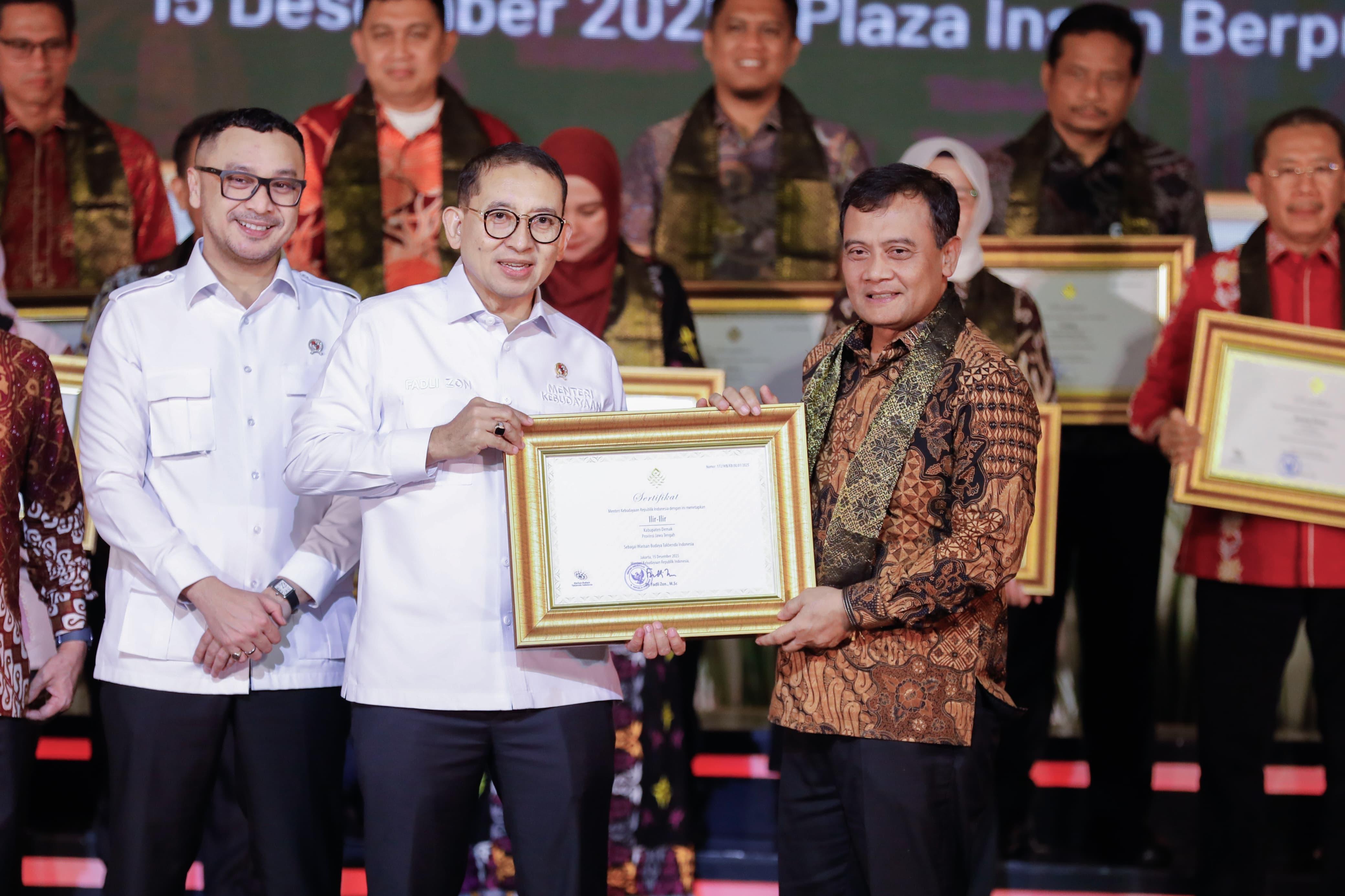 Gubernur Jawa Tengah Ahmad Luthfi menerima penghargaan dari Menteri Kebudayaan Fadli Zon terkait warisan budaya takbenda, di Jakarta, Senin (15/13/2025) di Jakarta.