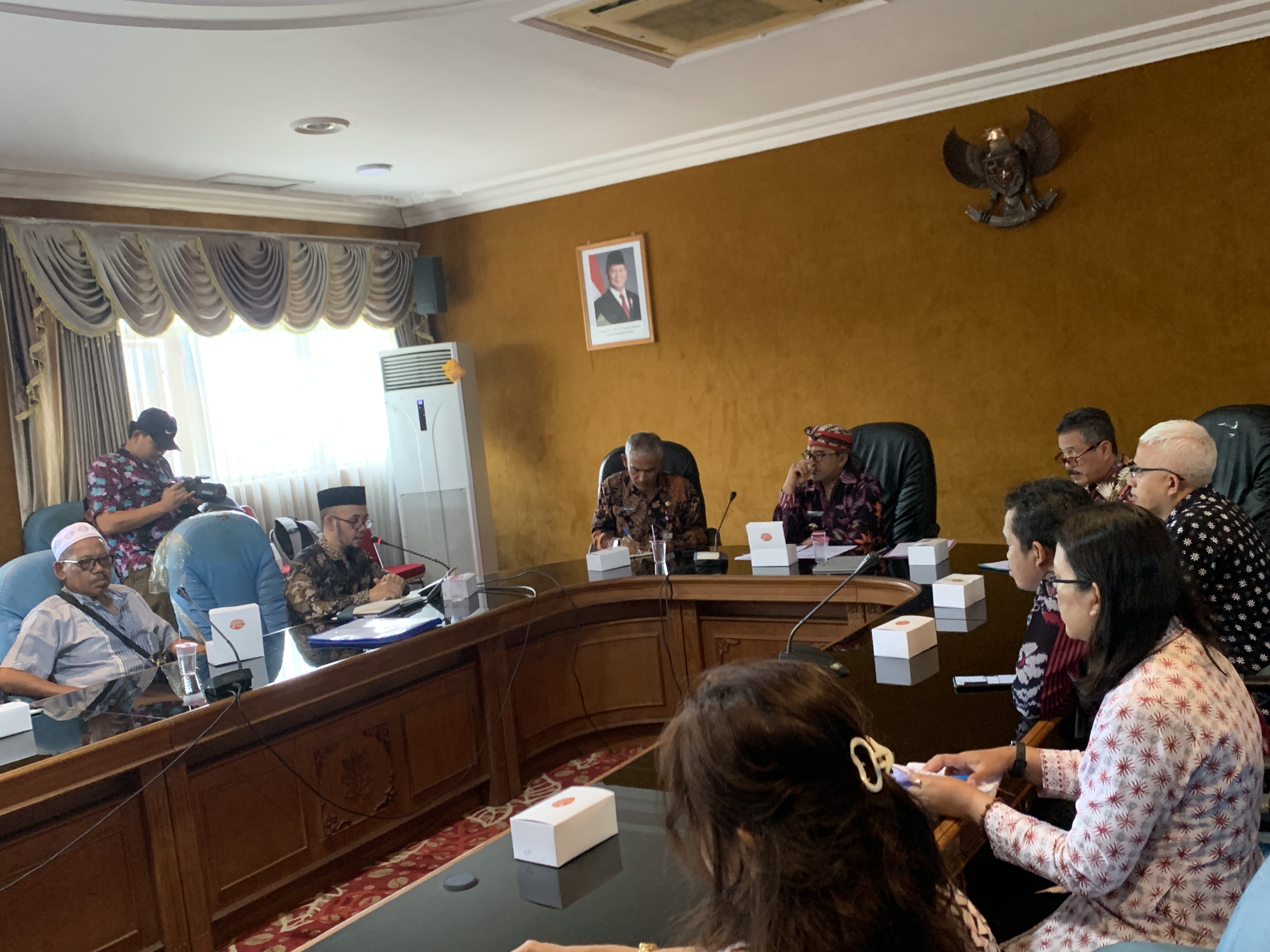 Bupati dan Pj Sekda Temanggung ketika bertemu warga yang terdampak jalan tol di Pringsurat di ruang Loka Bhakti Praja, Setda Temanggung, Selasa (16/12/2025).
