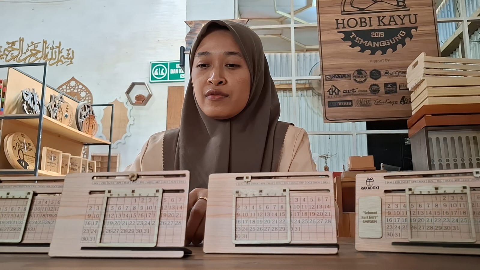 Karyawan membuat kalender abadi di rumah produksi di Madureso, Temanggung.