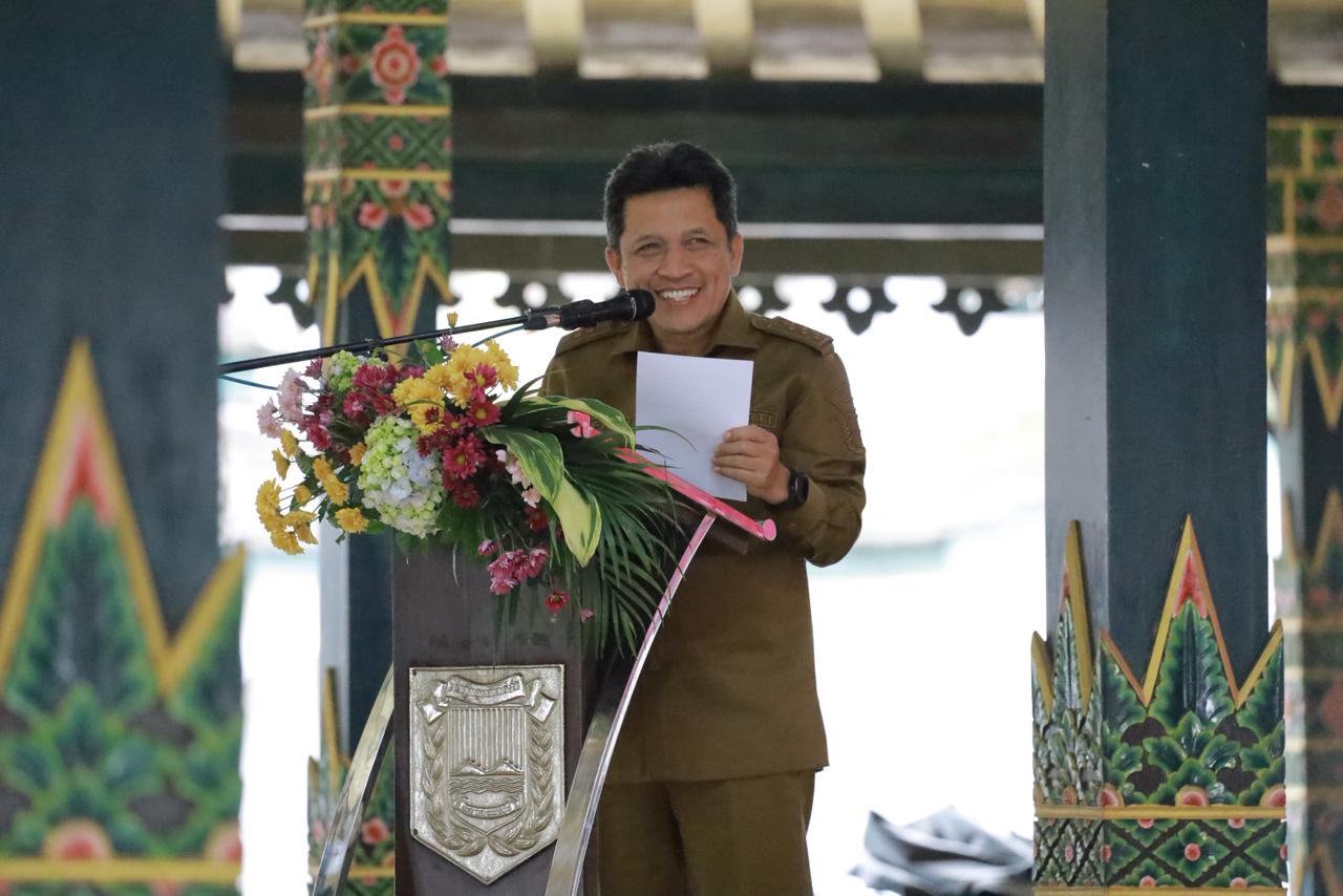 Bupati Wonosobo Afif Nurhidayat dalam rapat koordinasi lintas sektor jelang perayaan Nataru di Pendopo Bupati, Senin (15/12/2025).