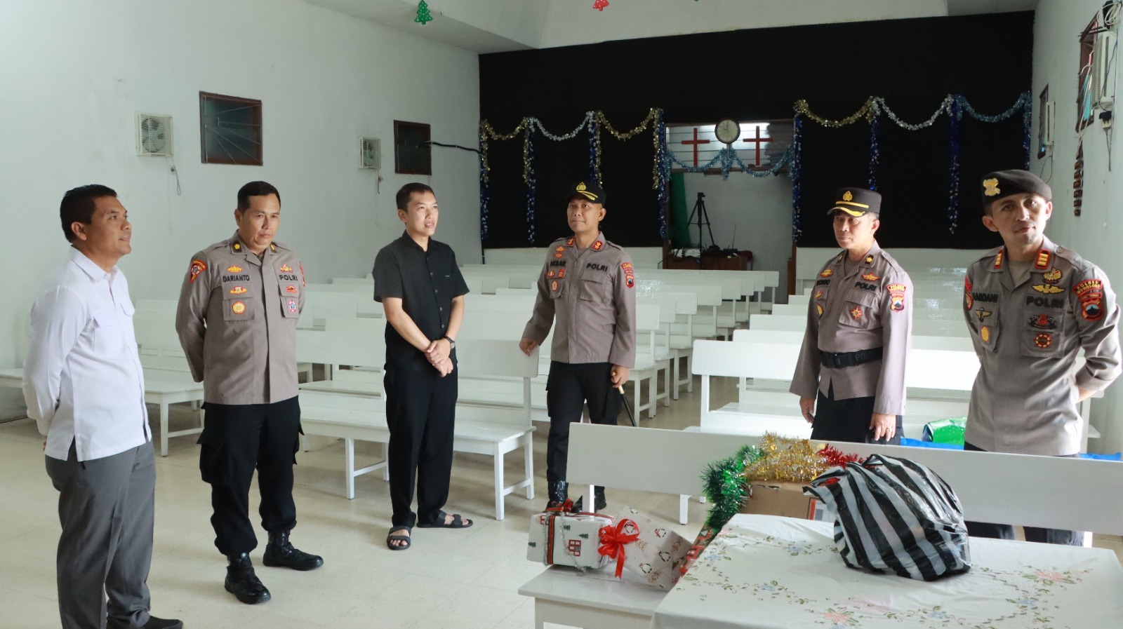 Kapolres Wonosobo AKBP M Kasim Akbar Bantilan bersama jajaran mengunjungi gereja untuk memastikan keamanan menjelang perayaan Natal.