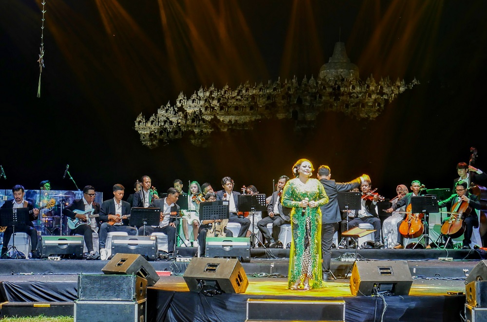 Penampilan penyanyi Indra Utami Tamsir di event Indonesia Keroncong Festival (IKF) 2025 yang digelar di Taman Lumbini, Komplek Candi Borobudur Kabupaten Magelang, Selasa (16/12/2025) malam.