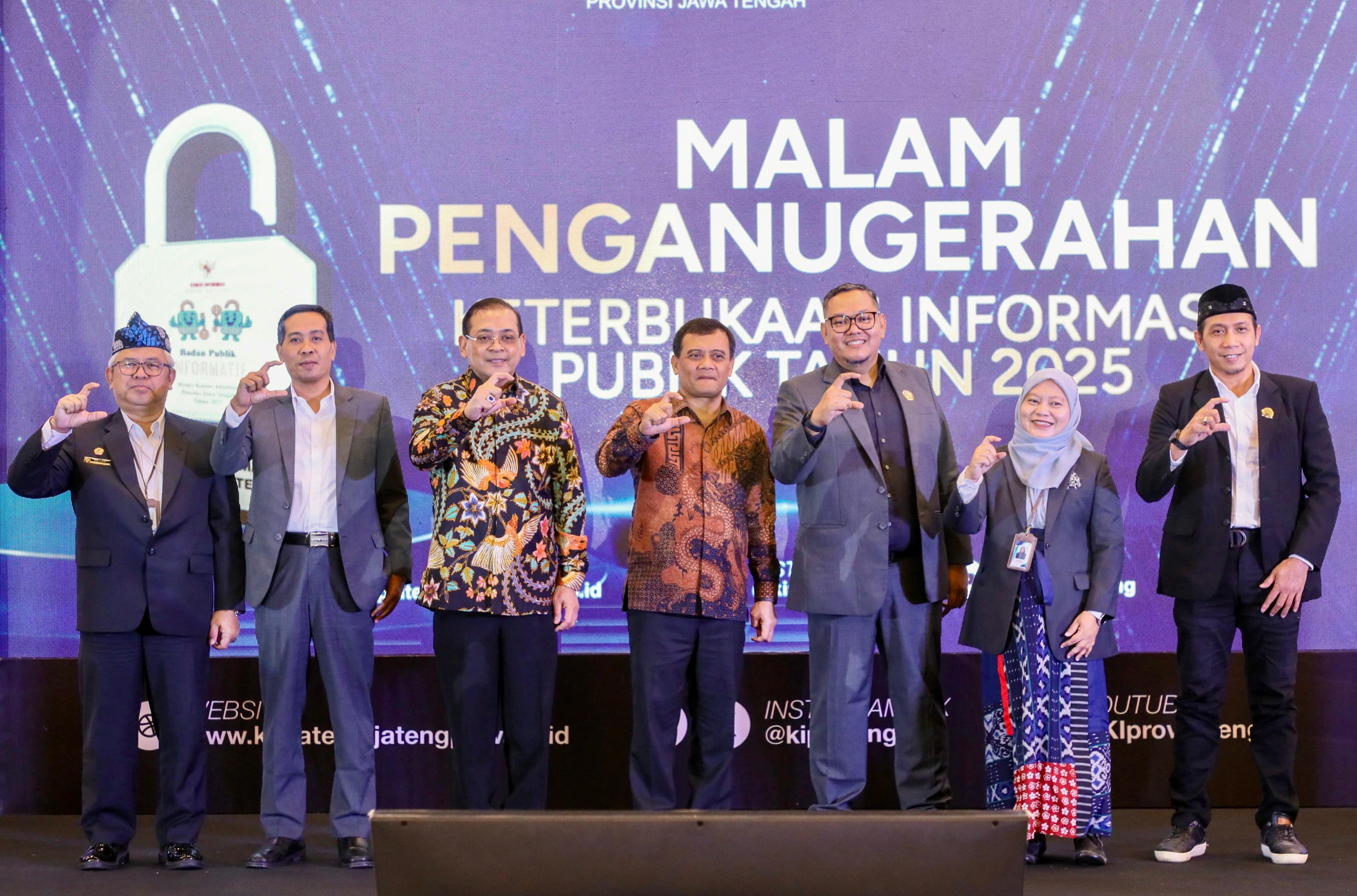 Malam Penganugerahan Keterbukaan Informasi Publik yang diadakan KPI di Hotel Patra Semarang, Selasa (16/12/2025) malam.