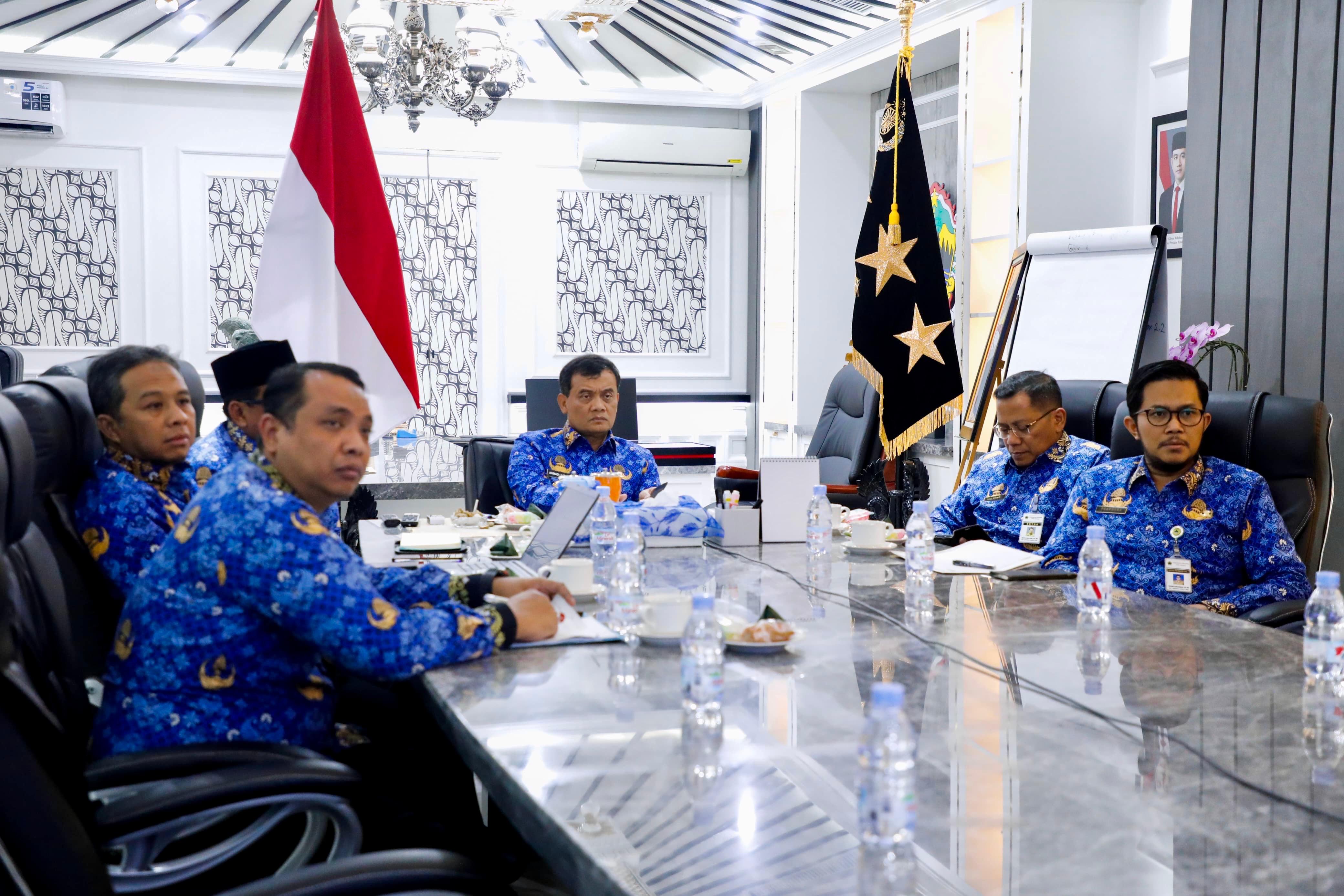 Gubernur Ahmad Luthfi bersama jajarannya mendengarkan arahan Menteri Dalam Negeri Tito Karnavian secara daring mengenai ketentuan UMK, Rabu (27/12/2025).