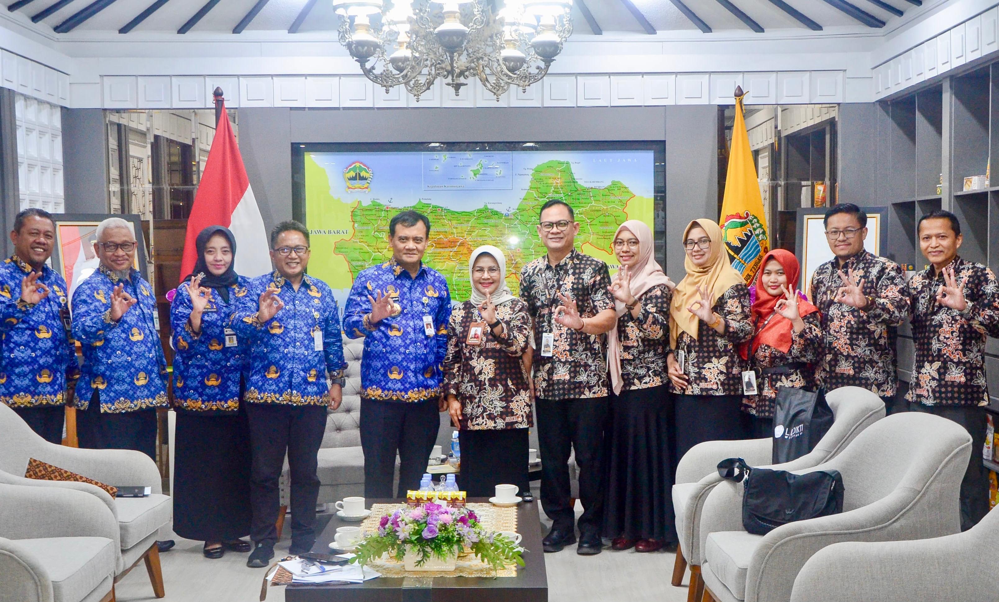 Gubernur Ahmad Luthfi bertemu jajaran LLDIKTI Wilayah 6 di ruang kerjanya, Rabu (17/12/2025).