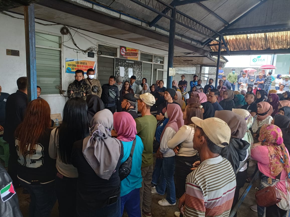 Ratusan buruh saat melakukan aksi di salah satu perusahaan CV Mekar Abadi di Sapuran, Wonosobo, Senin (15/12/2025) yang operasionalnya berhenti.