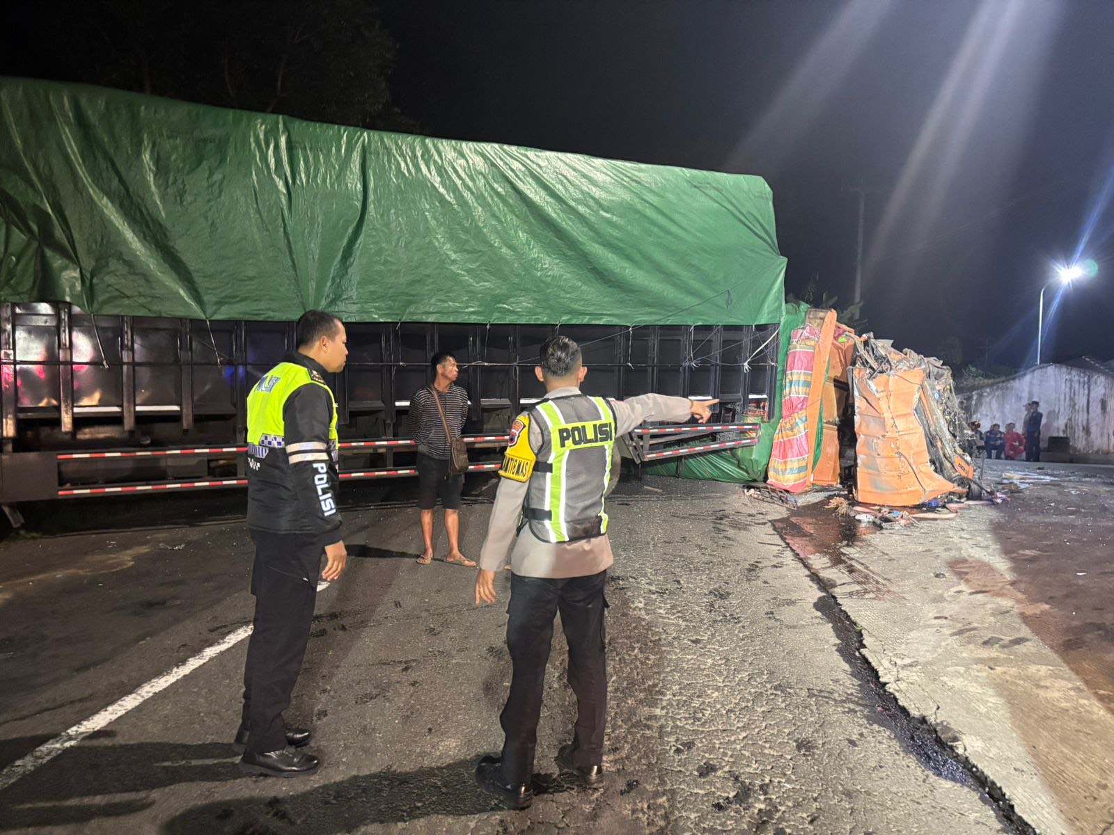 Petugas Satlantas Polres Temanggung saat melakukan oleh TKP laka lantas di Jalan Raya Kranggan&ndash;Pringsurat, Kabupaten Temanggung.