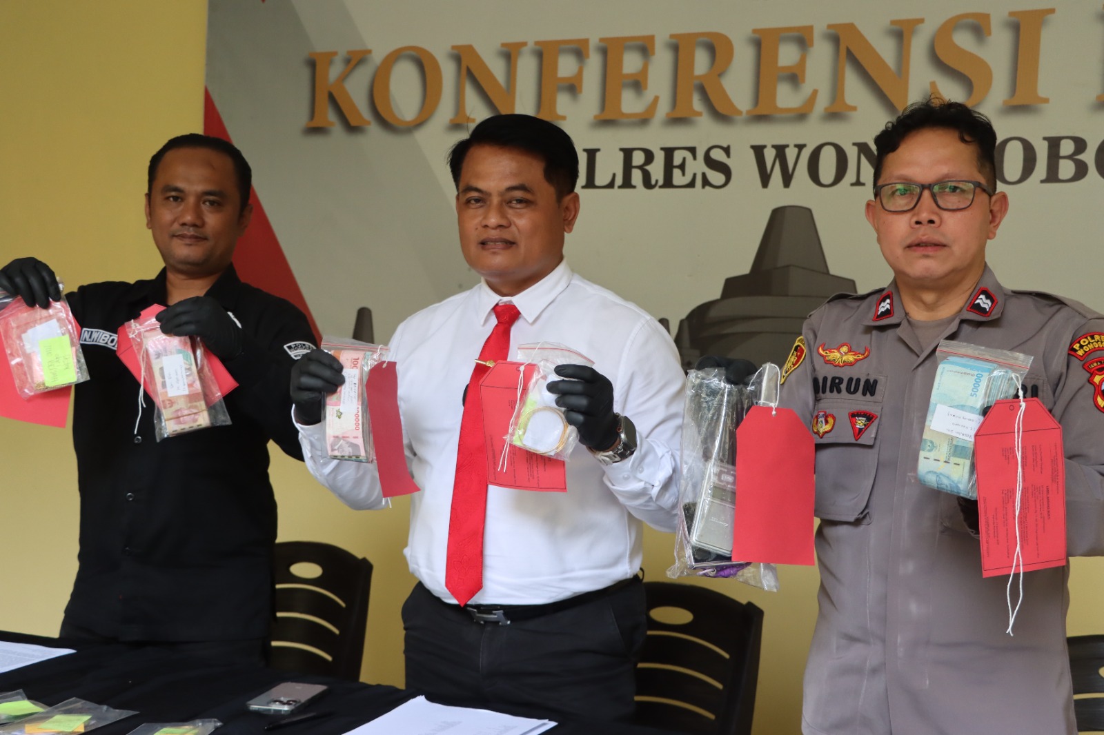 Kasatreskrim Polres Wonosobo bersama jajaran menunjukkan barang bukti emas palsu.