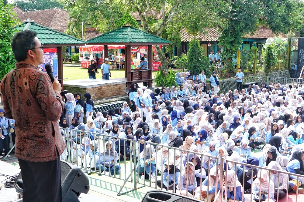 Bupati Magelang Grengseng Pamuji memberikan motivasi kepada para siswa SMAN 2 Grabag yang tengah menggelar peringatan HUT ke-31.