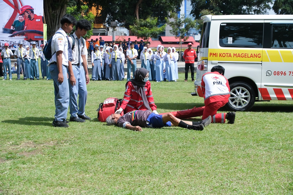 Relawan kemanusiaan ikuti simulasi kebencanaan saat apel siaga relawan PMI Kota Magelang di Alun-Alun Kota Magelang.