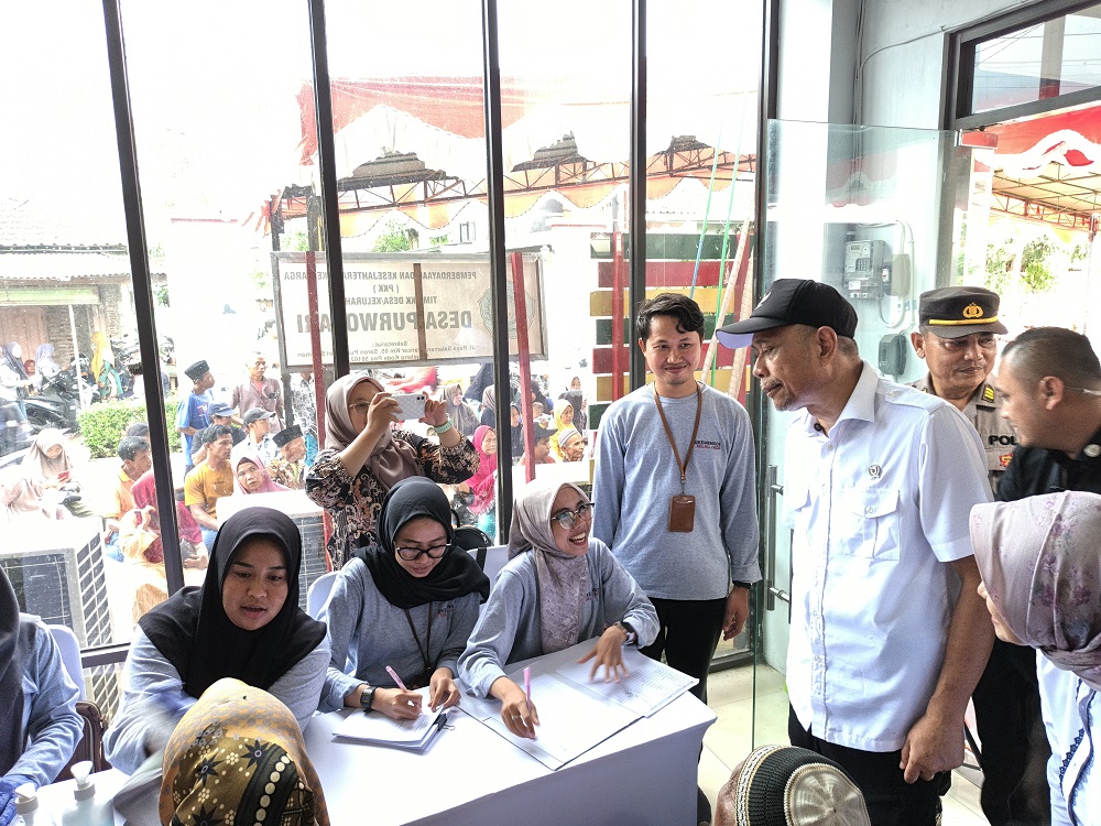 Wakil Menteri Sosial Agus Jabo Priyono berdialog dengan petugas pengecekan kesehatan gratis di Desa Purwosari, Kecamatan Salaman, Kamis (18/12/2025).