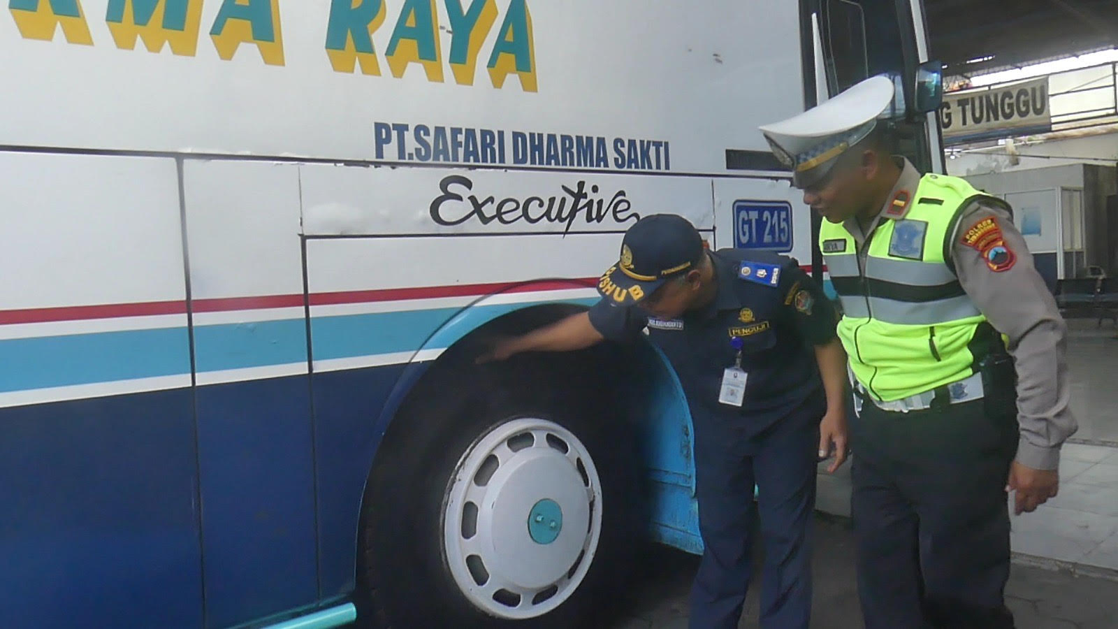 Tim gabungan saat melakukan pengecekan kendaraan jelang Nataru 2025/2026 di  OBL Temanggung, Kamis (18/12/2025).