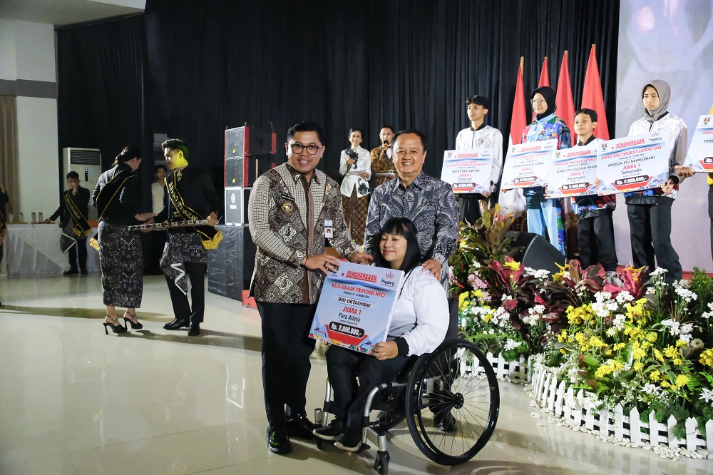 Wali Kota Magelang Damar Prasetyono menyerahkan penghargaan di Malam Penganugerahan Wali Kota Award 2025 di Gedung Wanita, Kamis (18/12/2025).