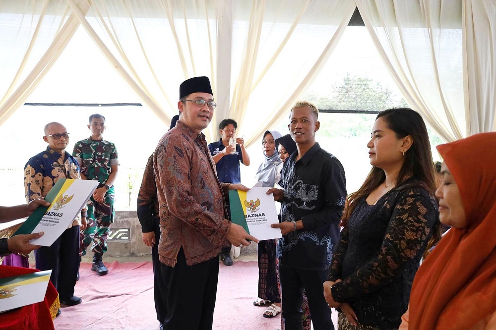 Bupati Magelang Grengseng Pamuji menyerahkan bantuan modal kepada pelaku UMKM di Desa Ngrajek, Kecamatan Mungkid.