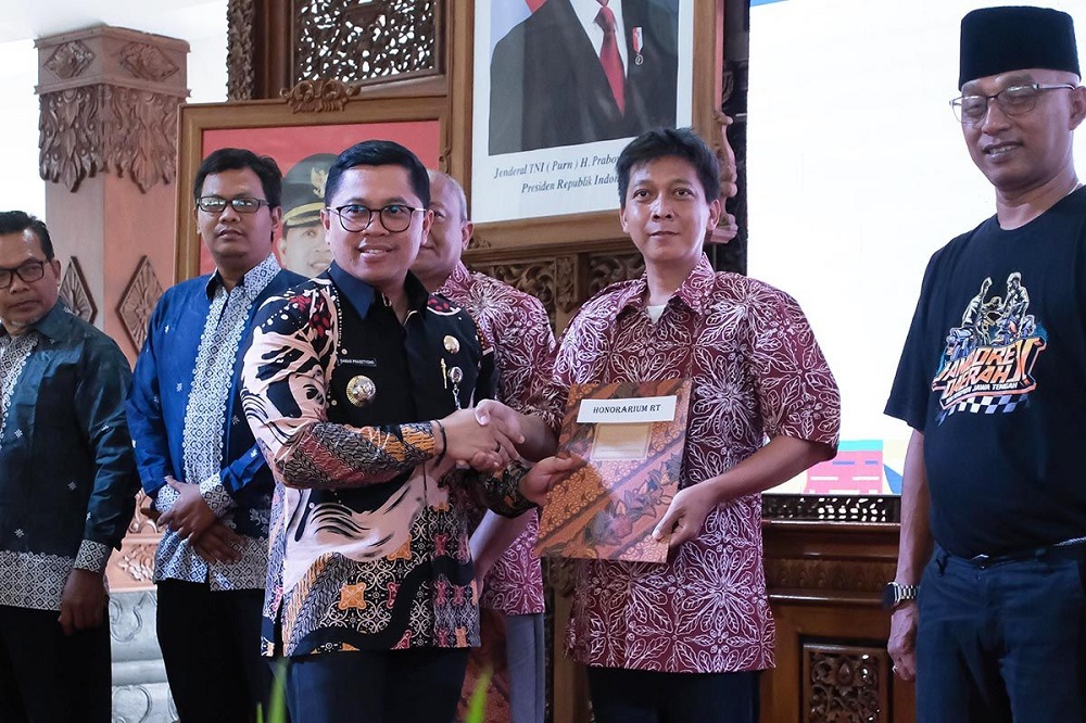 Wali Kota Magelang Damar Prasetyono saat penyerahan honorarium Ketua RT dan RW se-Kecamatan Magelang Tengah di Pendopo Pengabdian.