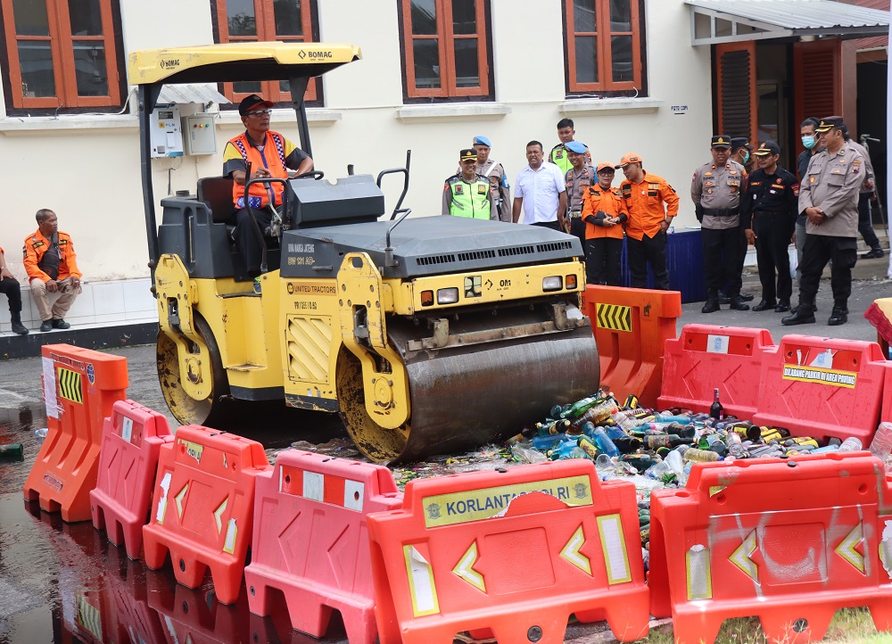 Pemusnahan ratusan botol miras dengan wales stoom di halaman Mapolres Magelang Kota, Jumat (19/12/2025).