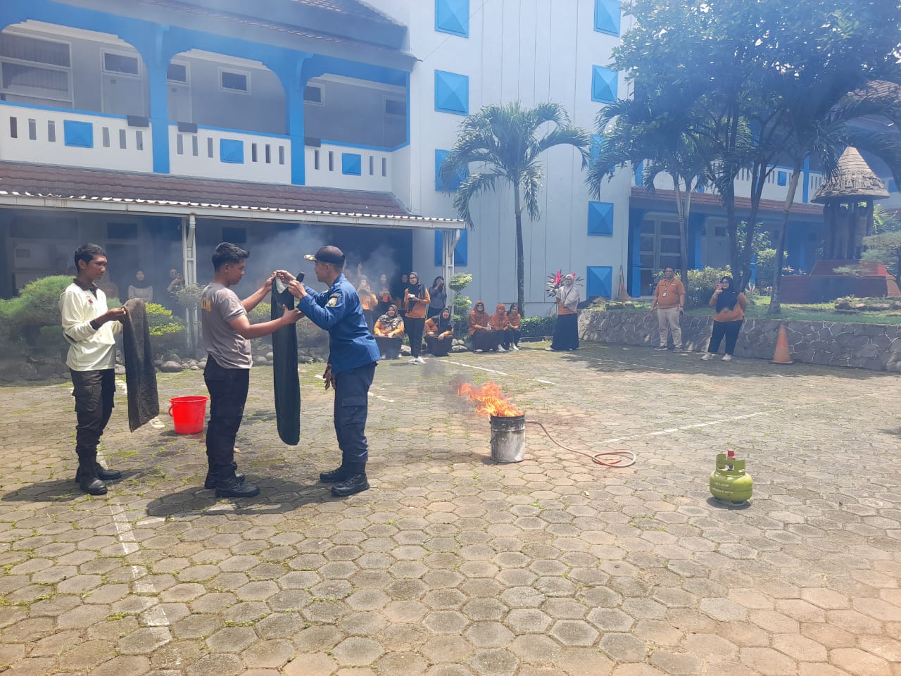 Pelatihan K3LK dan Pemadaman Kebakaran yang diadakan Balai Bahasa Provinsi Jawa Tengah. Selain itu diadakan pula pelatihan bahasa isyarat Selasa&mdash;Rabu (16-17/12/2025).