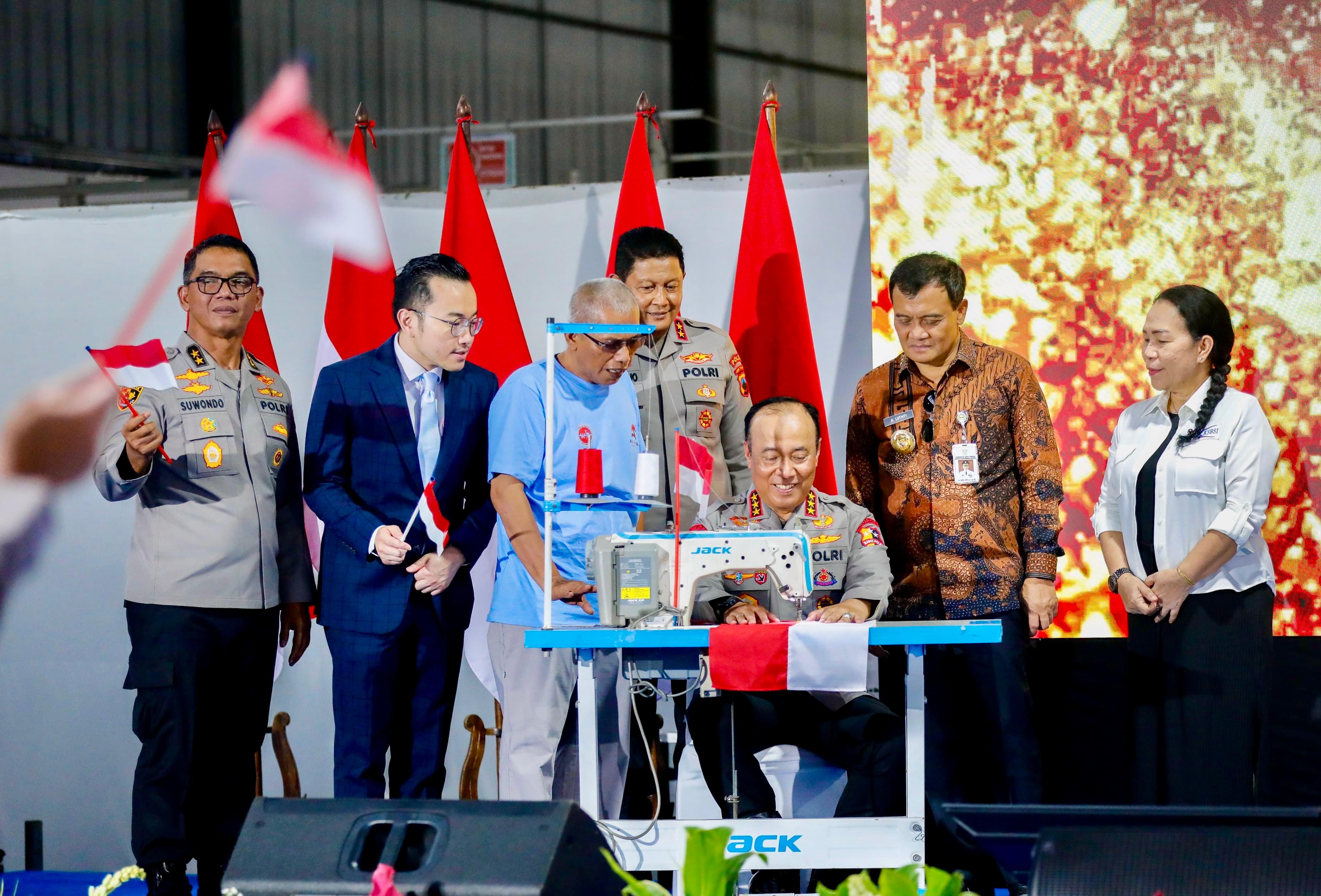Gubernur Ahamad Luthfi mendampingi Wakapolri Komjen Dedi Prasetyo meresmikan revitalisasi pabrik PT Wong Hang Bersaudara dan PT Akarsa Garment di Pemalang  Jumat (19/12/2025).