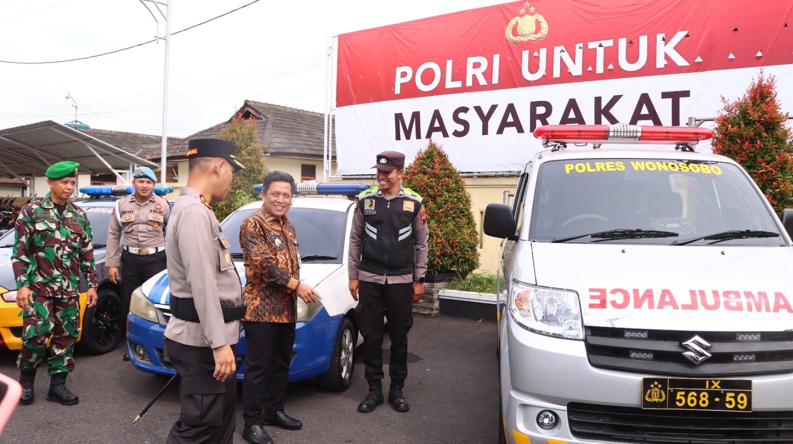 Bupati Wonosobo Afif Nurhidayat bersama Kapolres AKBP M Kasim Akbar Bantilan dan forkompinda mengecek kendaraan untuk persiapan pengamanan Nataru.