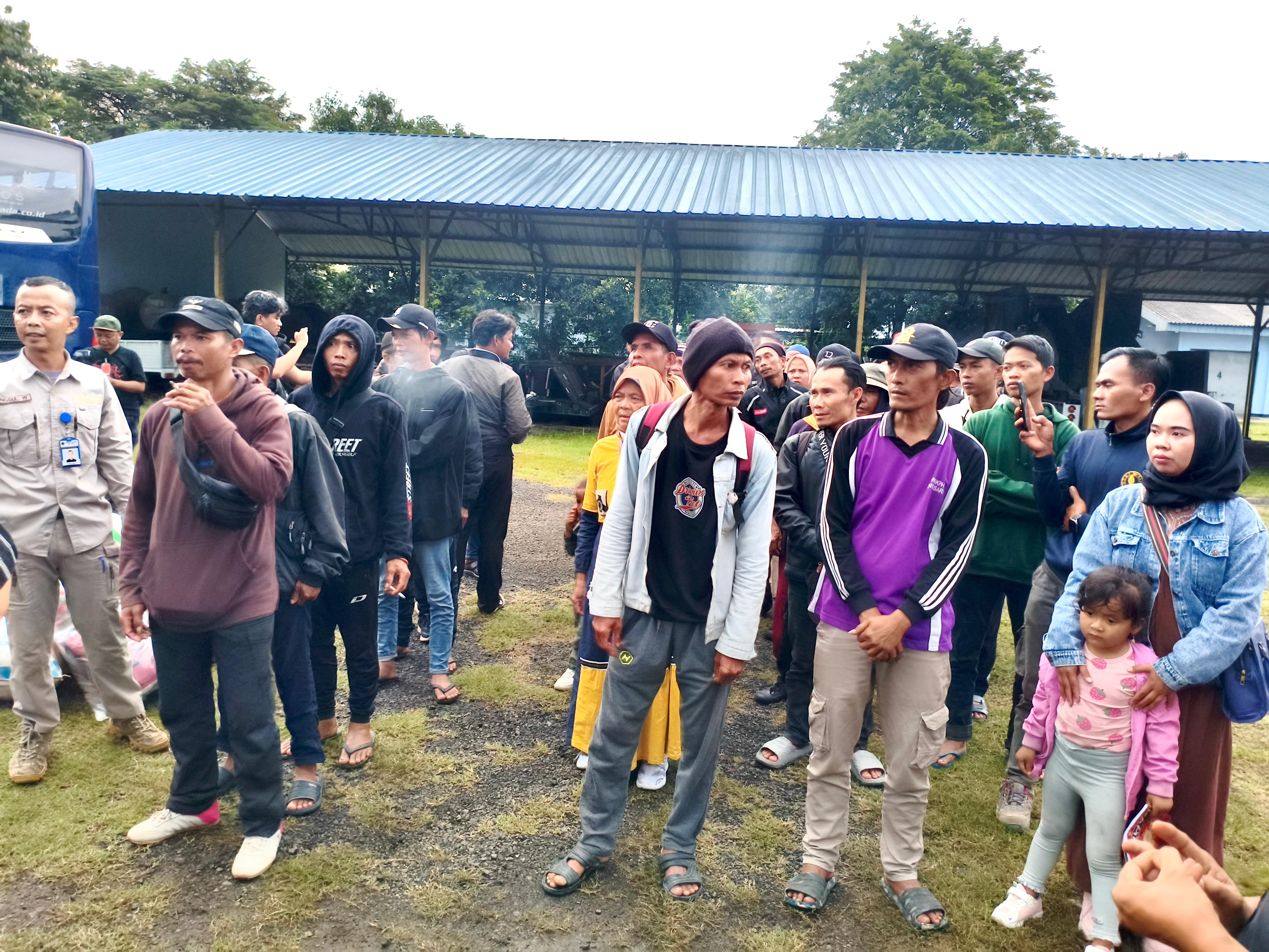 Warga Jateng yang terdampak banjir Sumatera dipulangkan dengan fasilitasi dari Pemprov Jawa Tengah, Sabtu (20/12/2025).