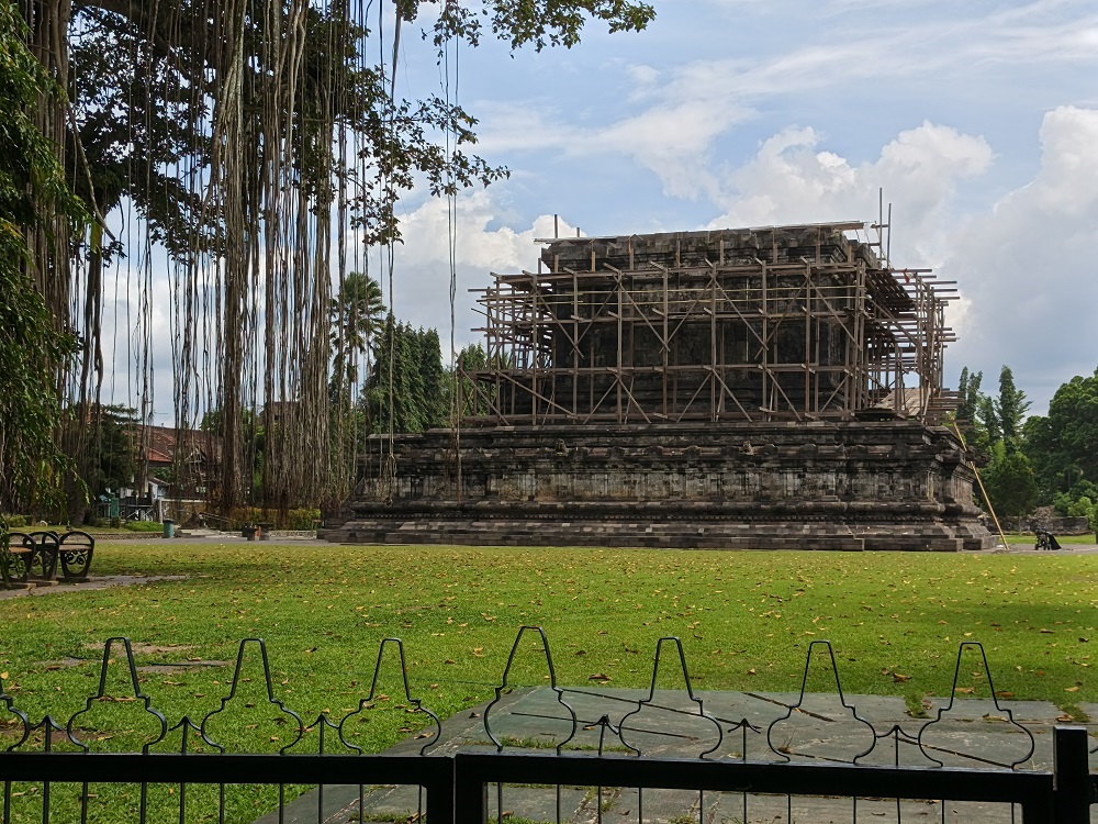 Candi Mendut Kabupaten Magelang dalam proses pemugaran.