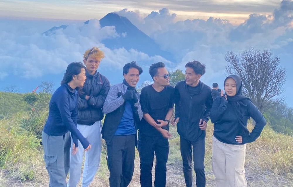 Ashya Ika Fitriani (paling kanan) bersama teman-temannya saat mendaki di Gunung Merbabu.