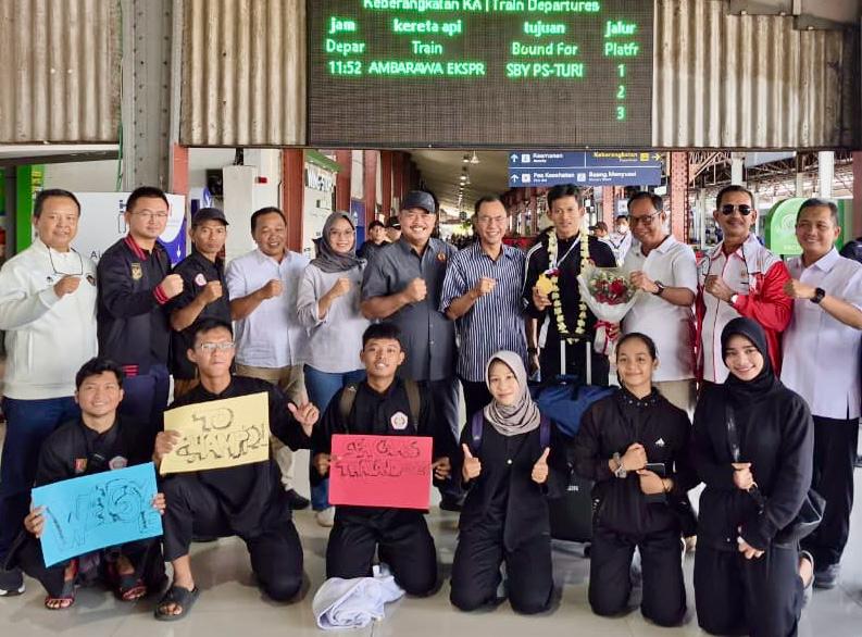 Atlet Jawa Tengah yang memperkuat Sea Games di Thailand disambut Kepala Disporapar Provinsi Jawa Tengah Muhammad Masrofi, di Stasiun Tawang, Minggu (21/12/2025).