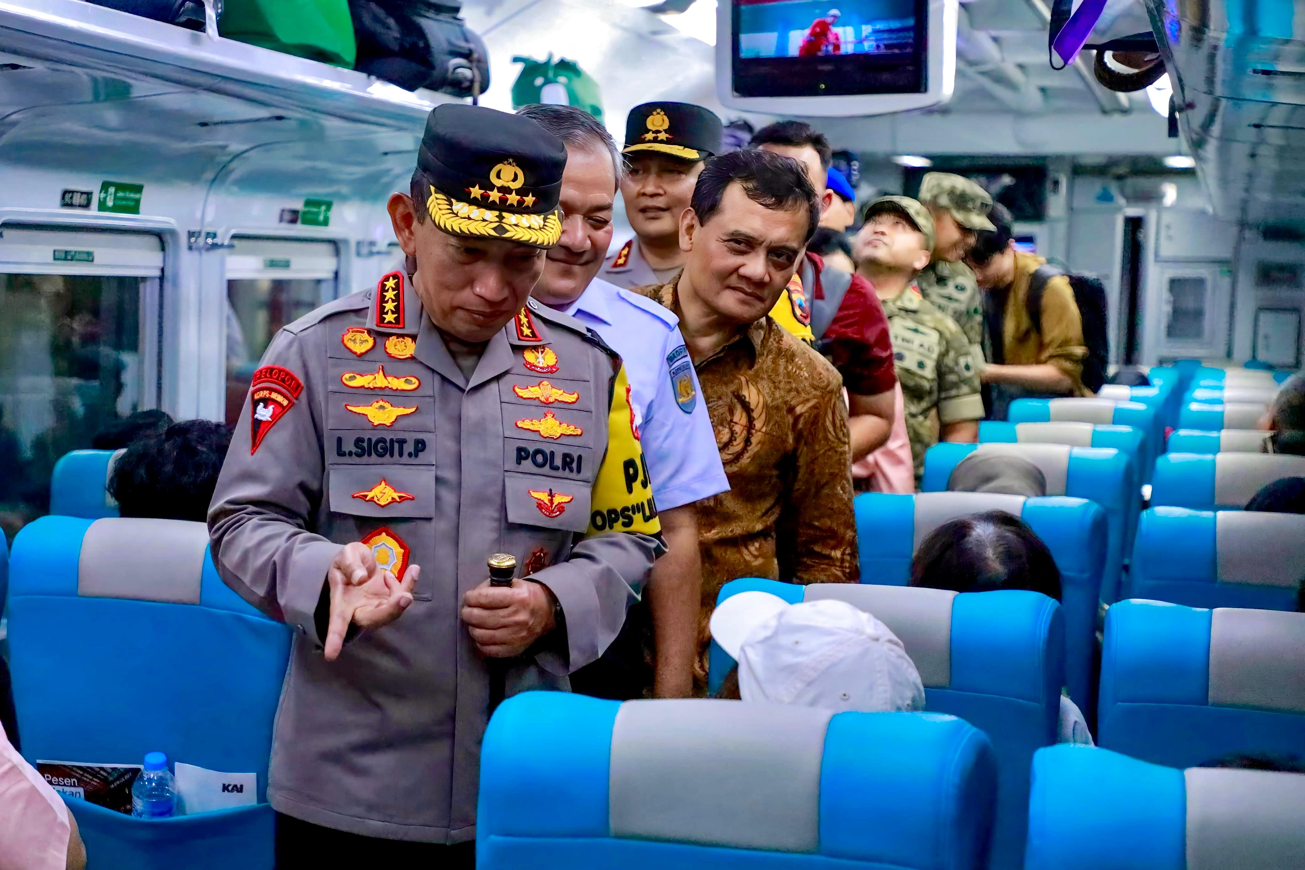 Gubernur Jawa Tengah Ahmad Luthfi mendampingi Kapolri Jendral Listyo Sigit memantau di Stasiun Tawang, Minggu (21/12/2025).