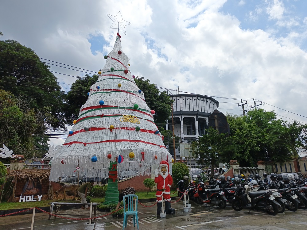Menyambut perayaan Natal 2025, sebuah pohon natal berukuran tinggi 10 meter dari bahan rafia warna putih menghiasi halaman GPIB Beth-El Magelang.