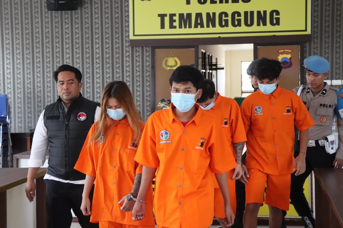 Para tersangka yang diduga terlibat dalam jaringan peredaran pil berbahaya saat dihadirkan di Mapolres Temanggung.