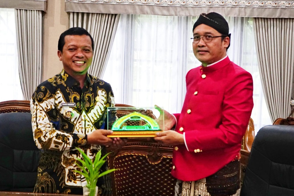 Bupati Magelang Grengseng Pamuji saat menerima kunjungan Bupati Pringsewu, Riyanto Pamungkas beserta rombongan.