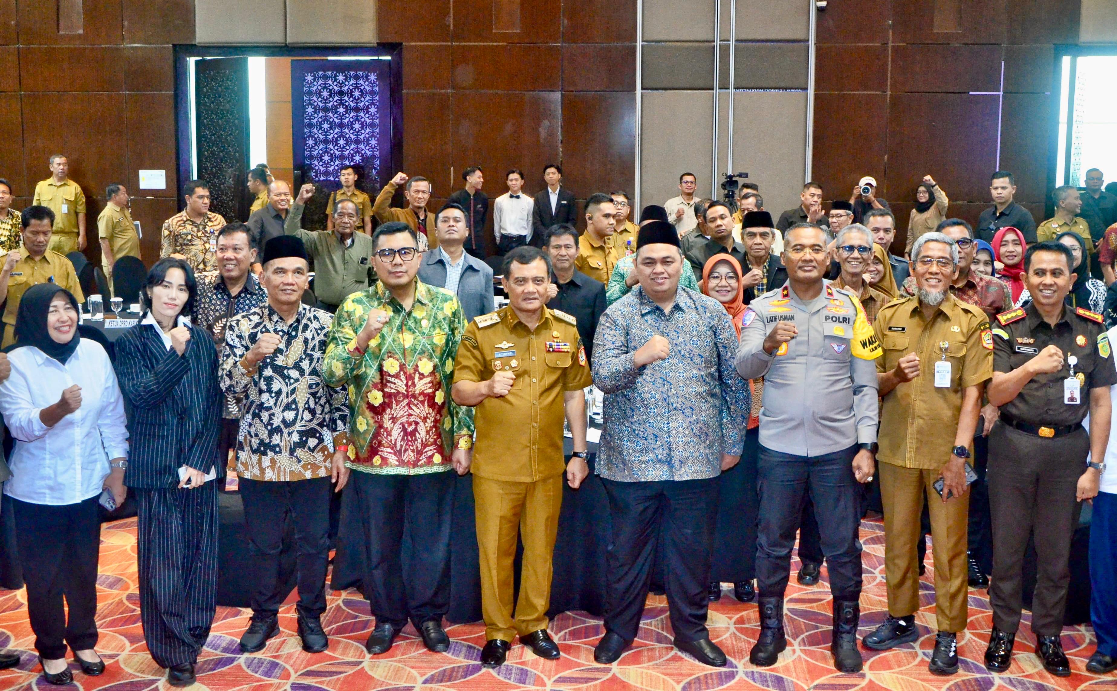 Gubernur Jawa Tengah Ahmad Luthfi dalam Forum Berlian Sinergi dan Kolaborasi DPRD Kabupaten/Kota se-Jawa Tengah dengan Pemerintah Provinsi Jawa Tengah di Karanganyar, Senin (22/12/2025).